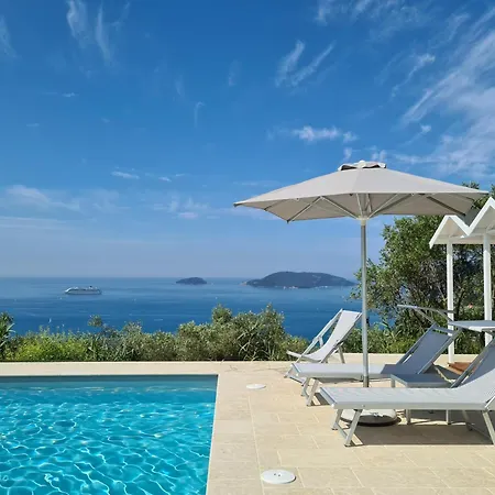 Quercia House, Inside A Private Park, Pool, Tennis, Ac, Parking Next And A Garage In Lerici! Casa de Férias